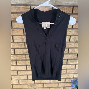 Sleeveless blouse‎